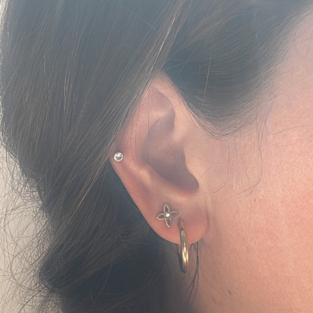 Sparkle flower studs - Gold - TheEarringCollective