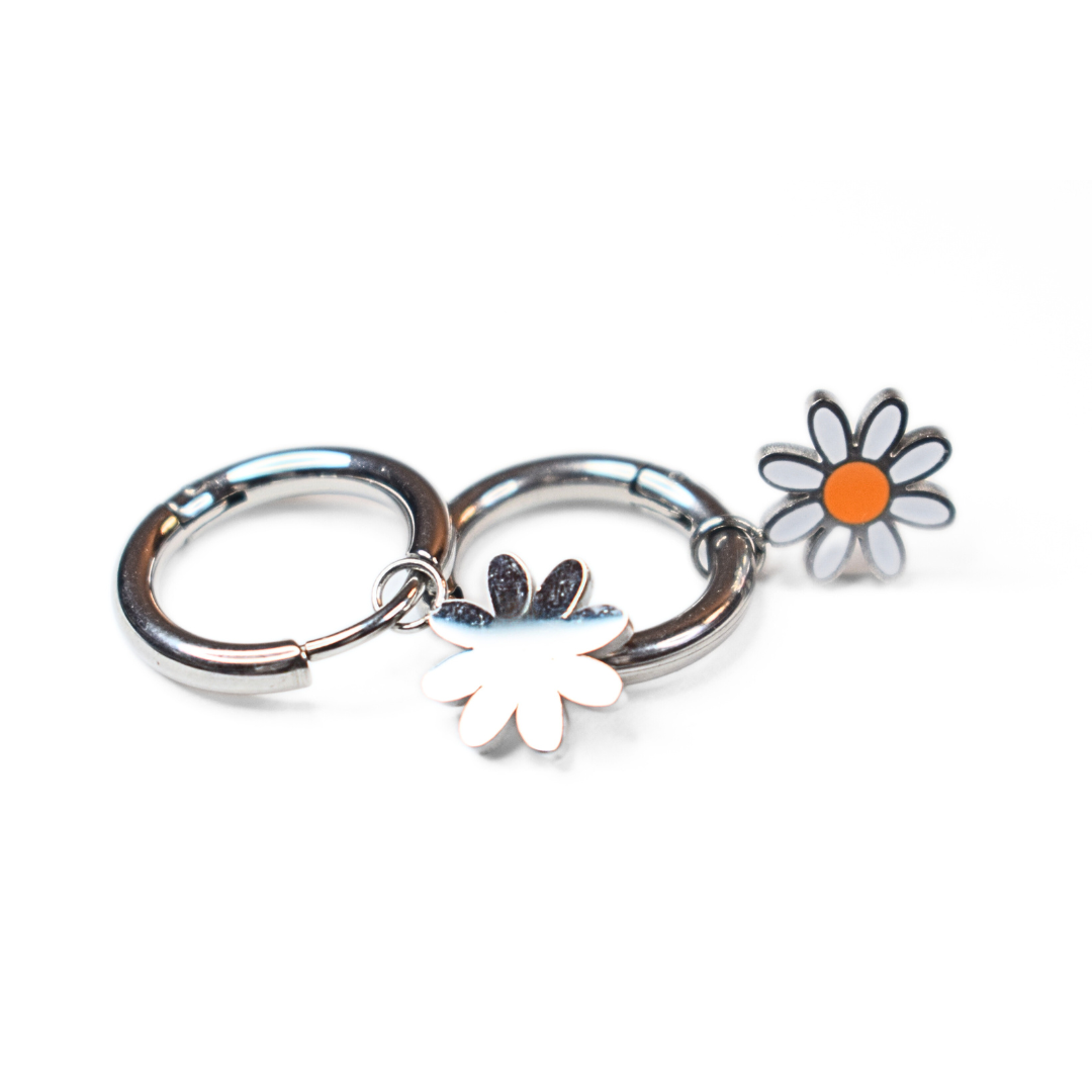 Daisy charm hoops - Silver - TheEarringCollective