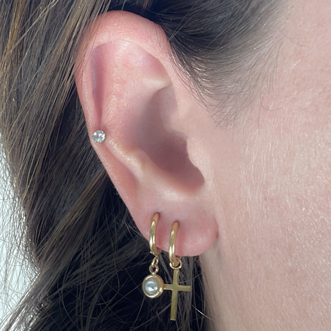 Framed pearl hoop - Gold - TheEarringCollective