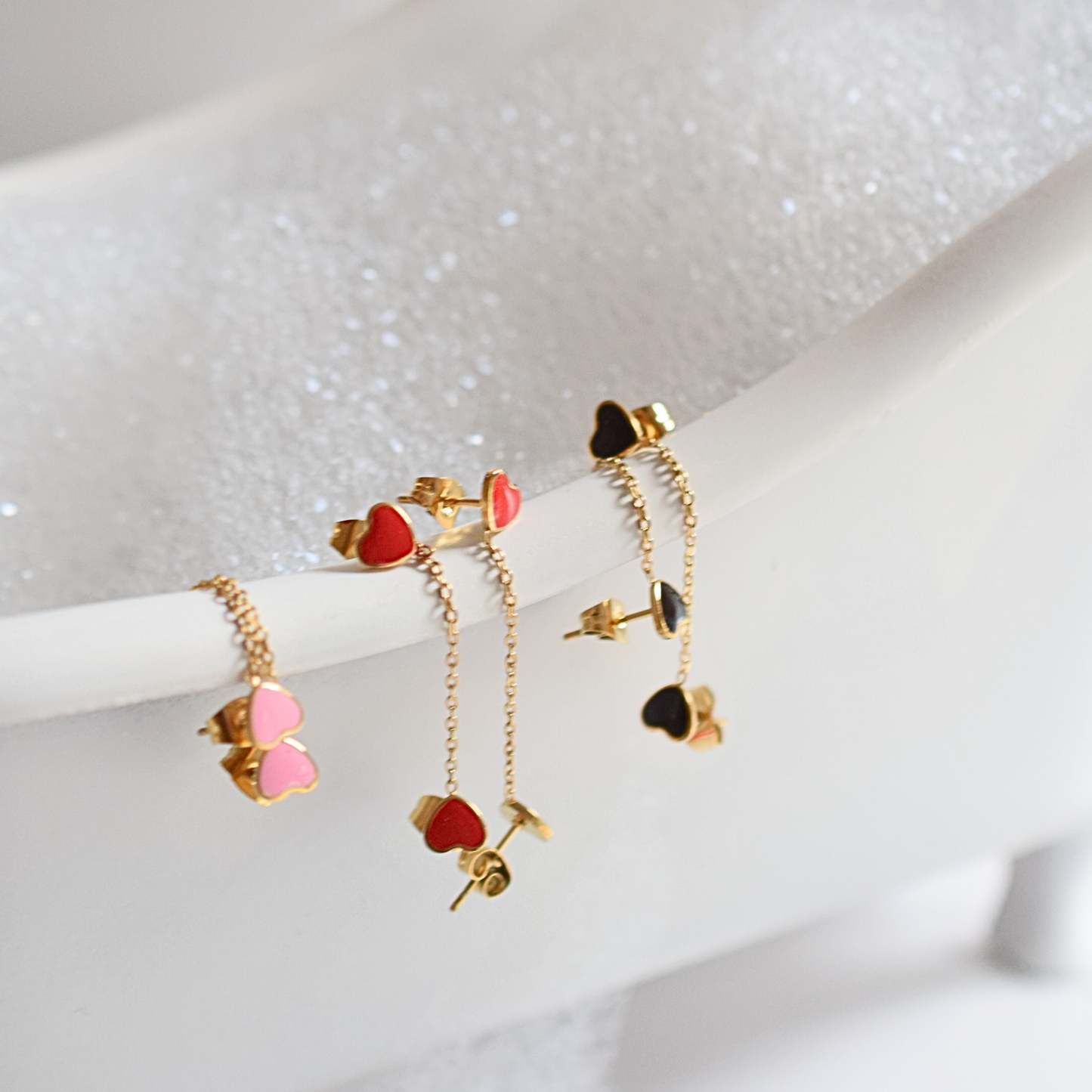 Chained black heart studs - Gold