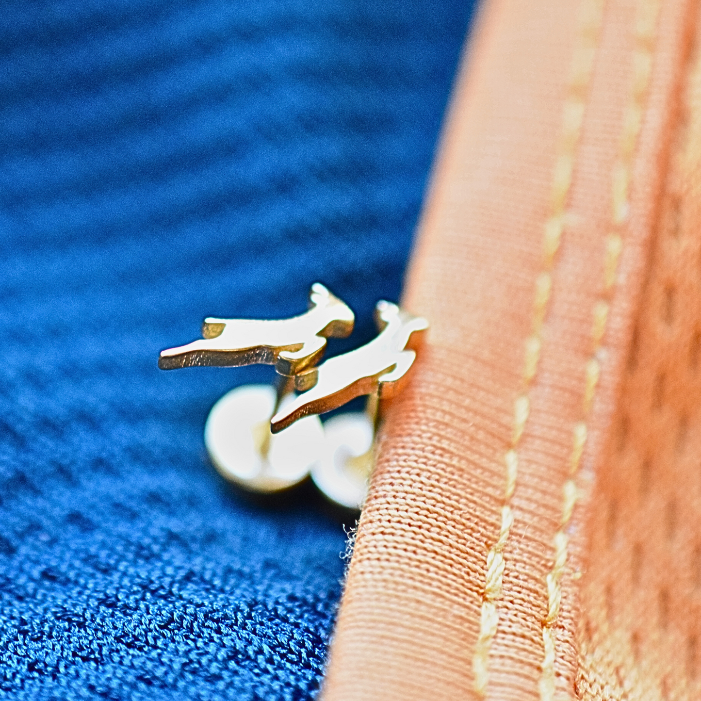 Tiny springbok studs - Gold