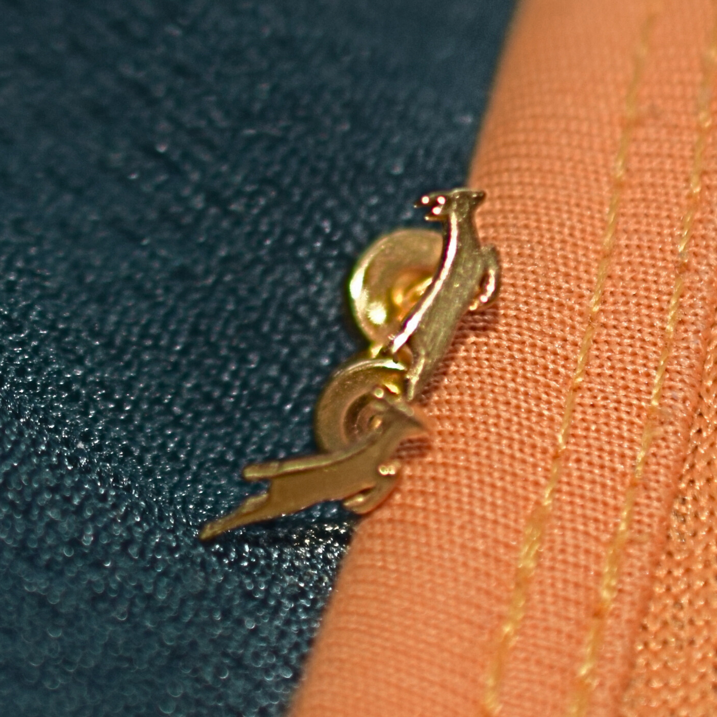 Tiny springbok studs - Gold