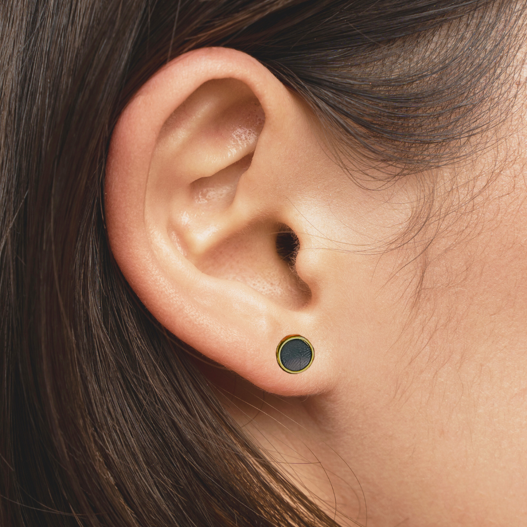 8mm Black circle studs - Gold - TheEarringCollective
