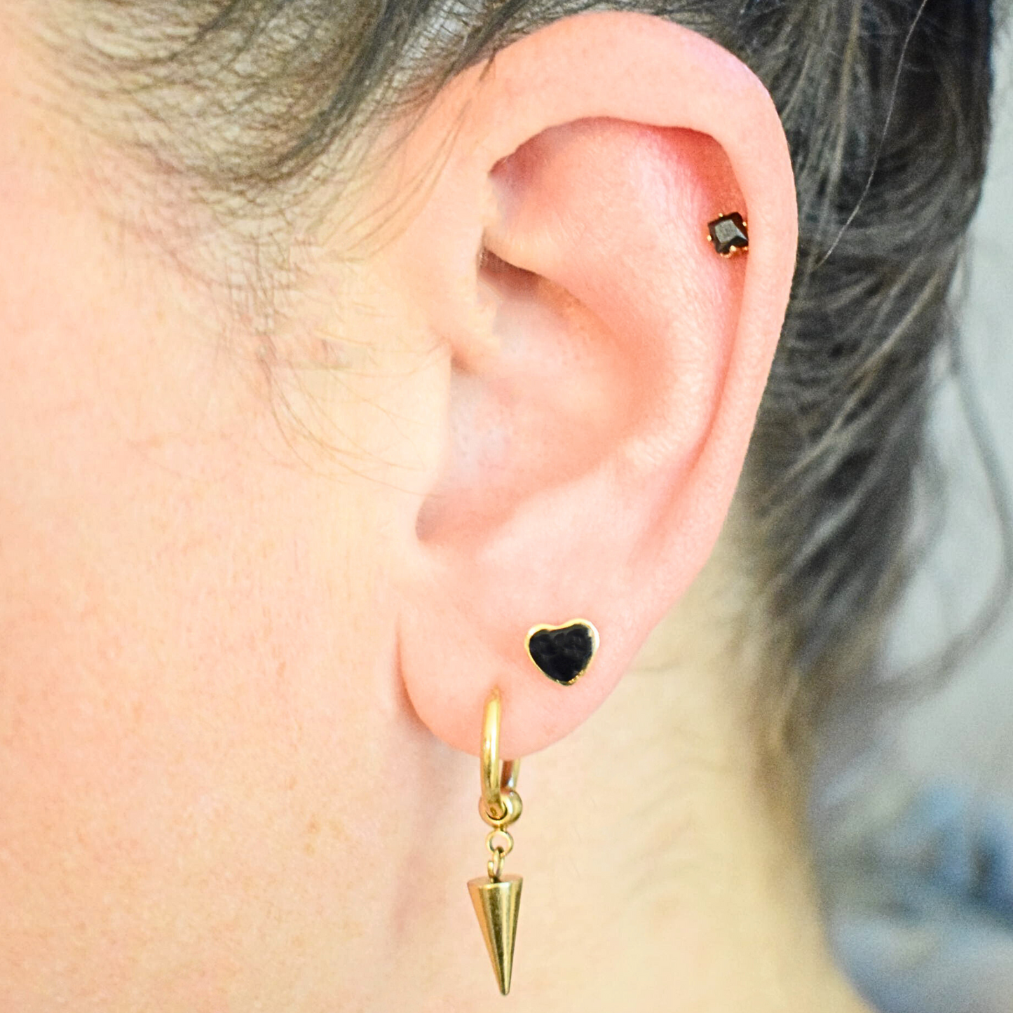 Framed black heart studs - Gold - TheEarringCollective