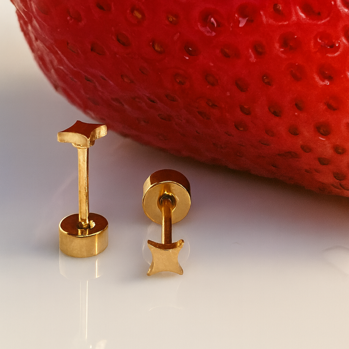 Tiny sparkle star studs - Gold