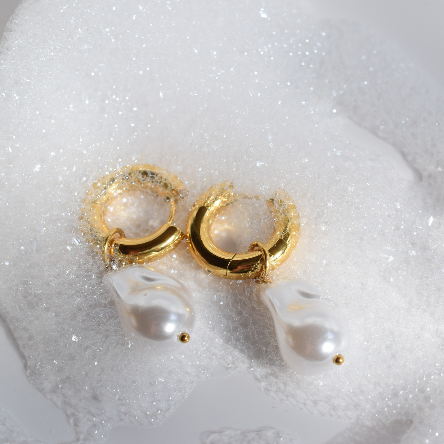 Baroque pearl style hoops - Gold