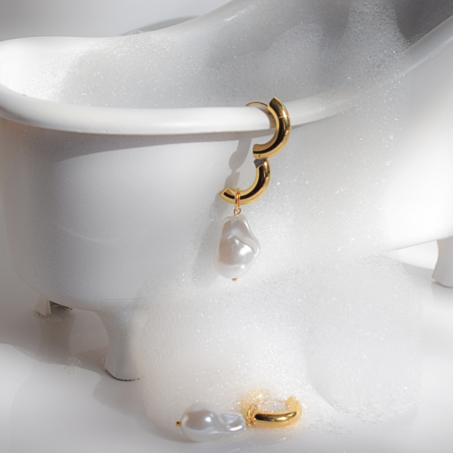 Baroque pearl style hoops - Gold