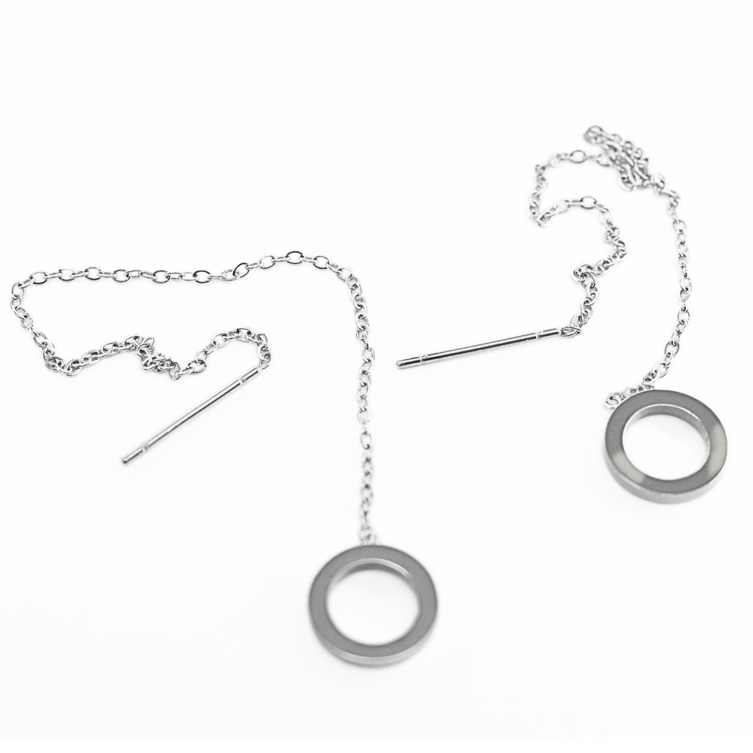 Thread through circle chained stud - Silver - TheEarringCollective