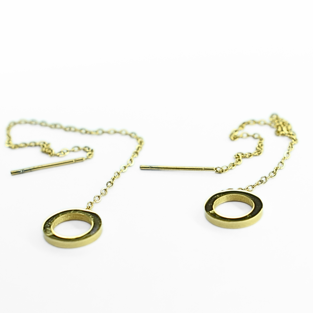 Thread through circle chained stud - Gold - TheEarringCollective