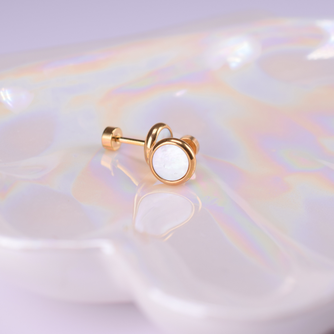 8mm Shell circle studs - Gold - TheEarringCollective