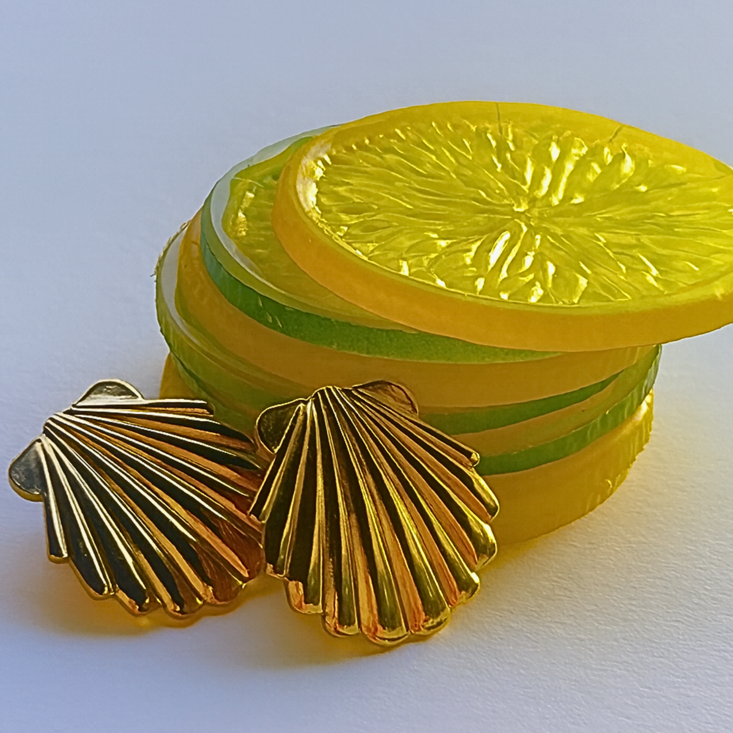 Oversized shell studs - Gold