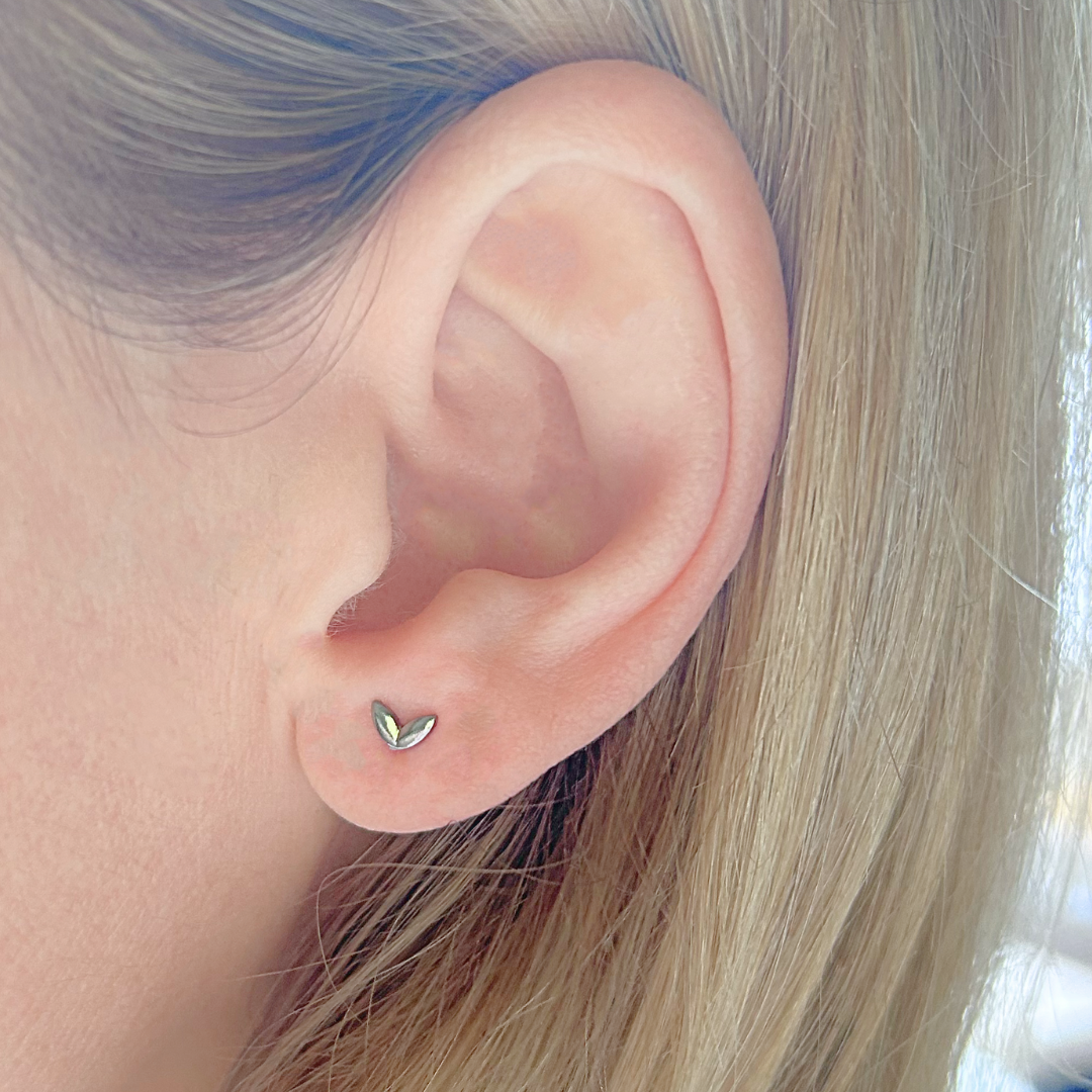 Tiny leaf studs - Silver - TheEarringCollective